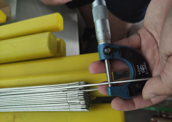 Хорошая цена Сертифицированная по ISO 9001 сварочная проволока из никеля ERNiCrMo-4, устойчивая к коррозии, с температурой плавления 1250°C, для сварки сплава C276 онлайн